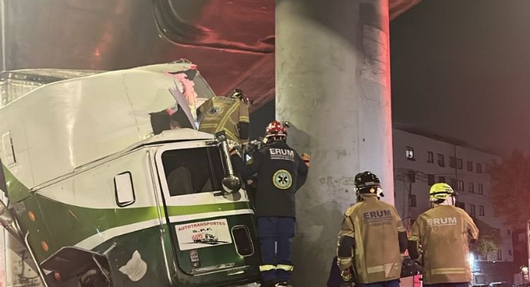 Tráiler choca contra pilar de la Línea B del Metro; reportan un muerto