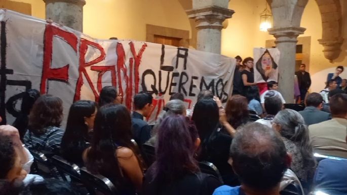 Irrumpen exposición de Francisco Toledo con protesta por desaparición de la artista Frany Arteaga