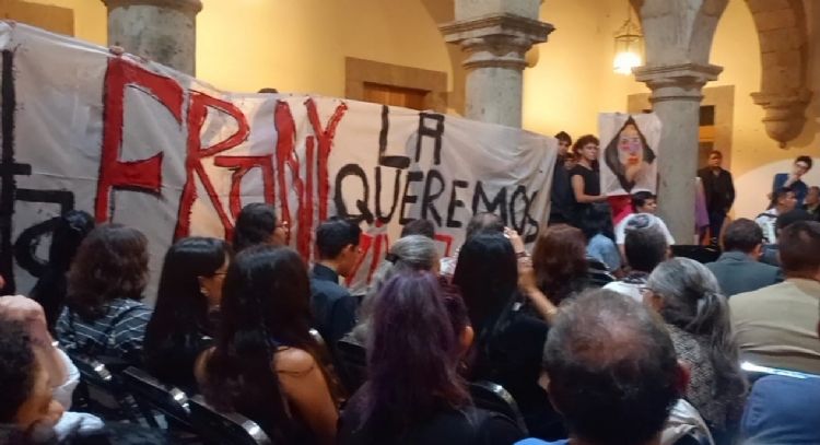 Irrumpen exposición de Francisco Toledo con protesta por desaparición de la artista Frany Arteaga