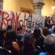 Irrumpen exposición de Francisco Toledo con protesta por desaparición de la artista Frany Arteaga