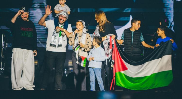 Gobiernos solo reaccionan bajo presión: Residente protesta por Palestina en concierto del Zócalo
