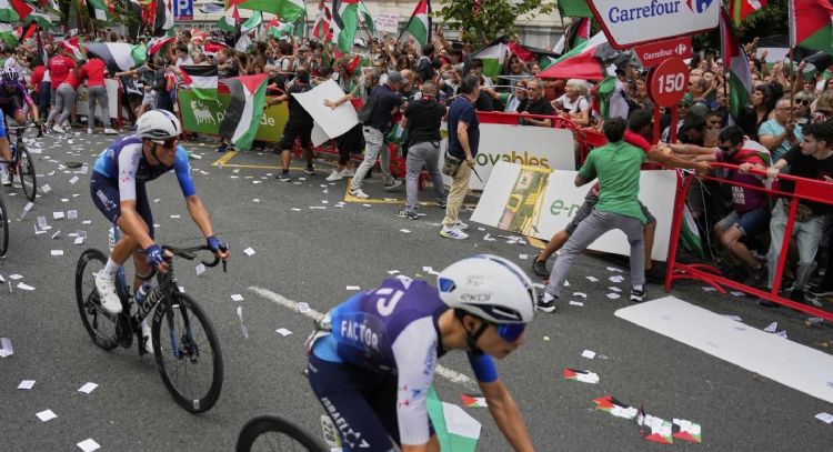 Un manifestante pro-Palestina provoca accidente durante la Vuelta a España