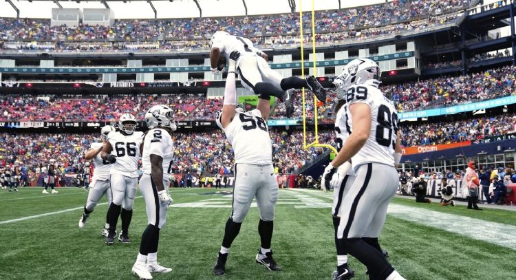 Geno Smith lanza 362 yardas y un TD en su debut con los Raiders para derrotar 20-13 a los Patriots
