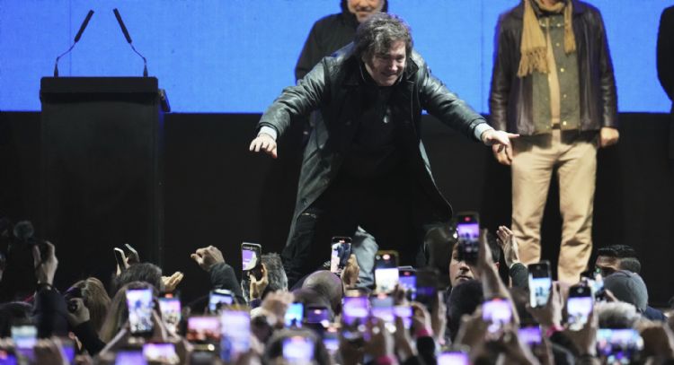 El peronismo aventaja ampliamente a Milei en las elecciones del principal distrito de Argentina