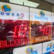 Jugadores de lotería Powerball compartirán premio mayor de casi $1.800 millones de dólares