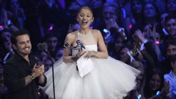 Ariana Grande y Lady Gaga brillan en los MTV VMA con premios y actuaciones