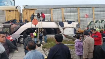 Tren embiste a autobús de pasajeros que intentó ganarle el paso en Atlacomulco; hay 10 muertos (Vide