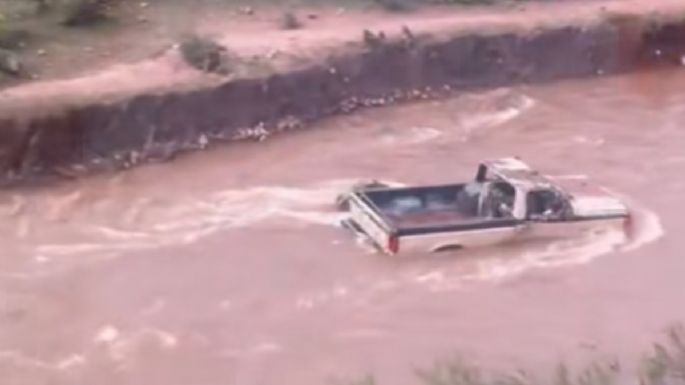 Mueren dos mujeres tras intentar cruzar en camioneta por la corriente de un río en Durango