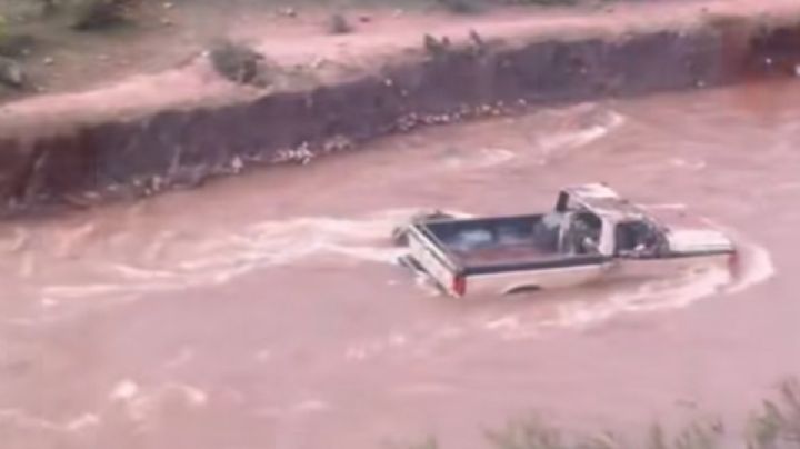 Mueren dos mujeres tras intentar cruzar en camioneta por la corriente de un río en Durango