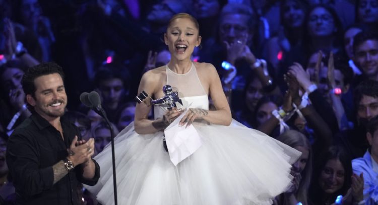 Ariana Grande y Lady Gaga brillan en los MTV VMA con premios y actuaciones