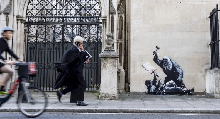 Retirarán del juzgado de Londres mural de Banksy que muestra a un juez golpeando a un manifestante