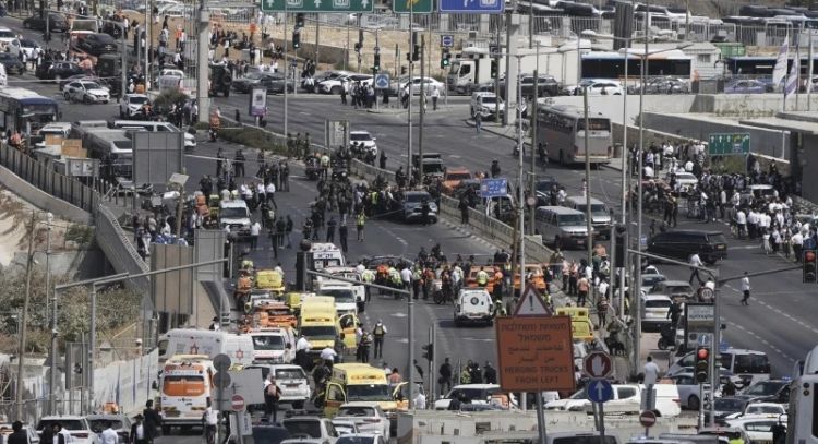 Palestinos disparan y matan a 6 personas en una parada de autobús en Jerusalén