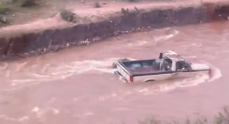 Mueren dos mujeres tras intentar cruzar en camioneta por la corriente de un río en Durango