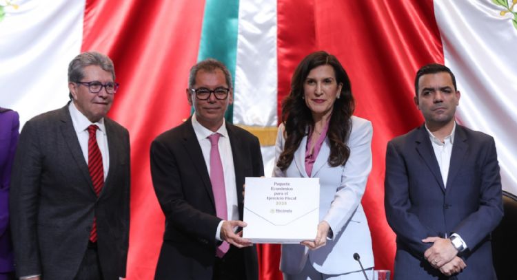 SHCP entrega el paquete económico 2026 y plantea ajustes al IEPS para bebidas azucaradas y tabacos