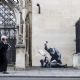 Retirarán del juzgado de Londres mural de Banksy que muestra a un juez golpeando a un manifestante