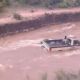 Mueren dos mujeres tras intentar cruzar en camioneta por la corriente de un río en Durango
