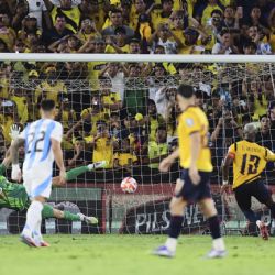 Ecuador derrota 1-0 a Argentina sin Messi en fecha final de eliminatorias