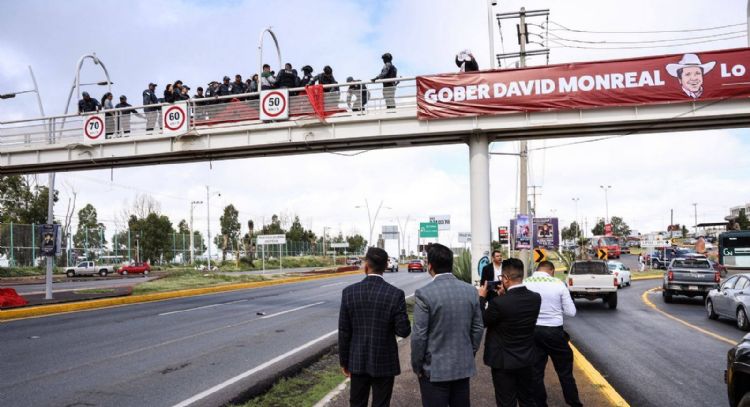 Policías reprimen manifestación para visibilizar desapariciones durante informe de David Monreal