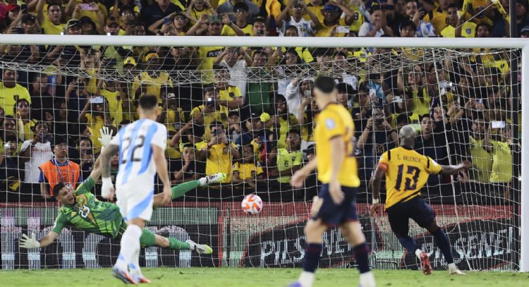 Ecuador derrota 1-0 a Argentina sin Messi en fecha final de eliminatorias