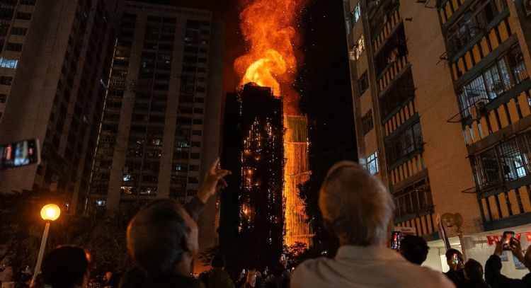 Hong Kong recibió el 2026 sin fuegos artificiales tras el incendio más mortífero en décadas