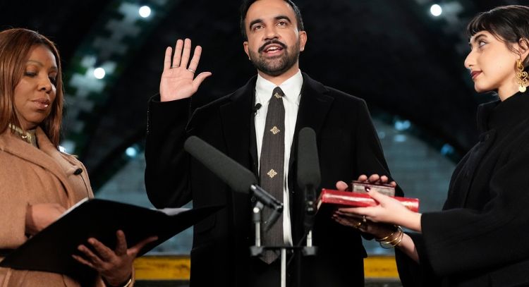 Zohran Mamdani jura como alcalde de NY con ejemplar simbólico del Corán