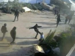 Video muestra a hombres armados golpeando a palestino en la Cisjordania ocupada por Israel