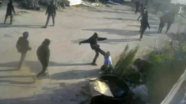 Video muestra a hombres armados golpeando a palestino en la Cisjordania ocupada por Israel