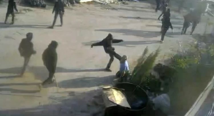 Video muestra a hombres armados golpeando a palestino en la Cisjordania ocupada por Israel