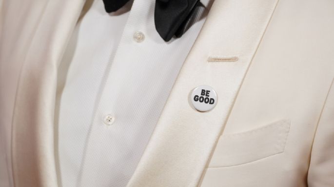 Celebridades lucen prendedores contra ICE en la alfombra roja de los Globos de Oro