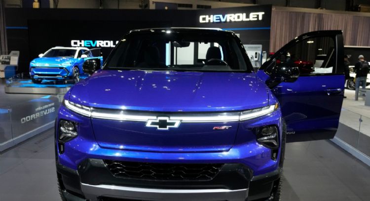 GM enfrenta cargos multimillonarios tras recorte de incentivos para vehículos eléctricos en EU