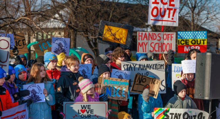 Kristi Noem vuelve a llamar "terrorista" a la mujer que mató el agente de ICE