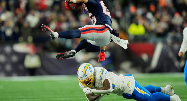 Maye lanza pase de anotación al final y la defensiva de Patriots domina a Chargers