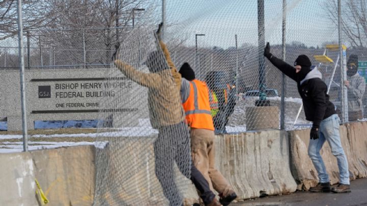 ICE impide que congresistas inspeccionen centro de detención en Minneapolis