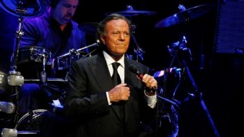 Acusan al cantante Julio Iglesias de agresiones sexuales: "me usaba casi todas las noches"
