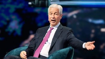 Wall Street advierte a Trump: Deje de atacar a la Fed y a la industria de tarjetas de crédito