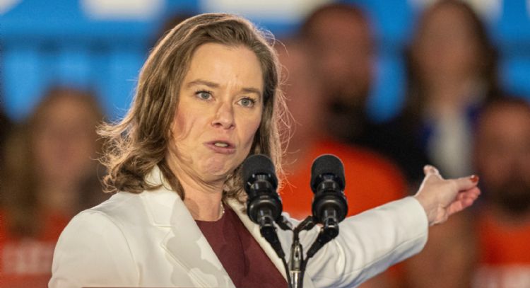 Gobernador de Wisconsin cuestiona propuesta de prohibir redadas migratorias en ciertos lugares