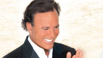 Julio Iglesias exigía pruebas ginecológicas y de ETS a sus empleadas, revela investigación