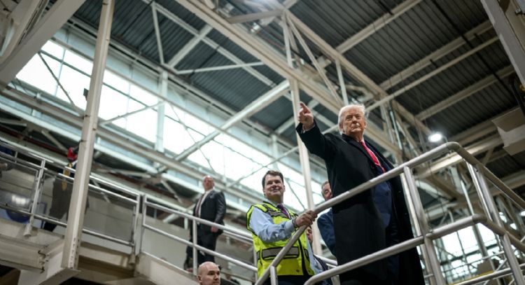 Trump hace gesto ofensivo a un trabajador de Ford que lo tildó de “protector de pedófilos” (Video)