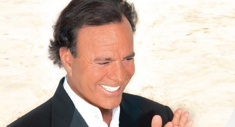 Julio Iglesias exigía pruebas ginecológicas y de ETS a sus empleadas, revela investigación
