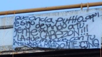 Cuelgan cuerpo y “narcomanta” en puente de Tijuana; hallan cadáver desmembrado a pocos metros