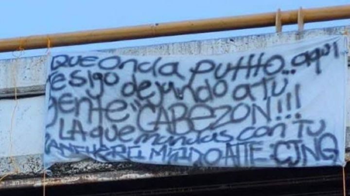 Cuelgan cuerpo y “narcomanta” en puente de Tijuana; hallan cadáver desmembrado a pocos metros