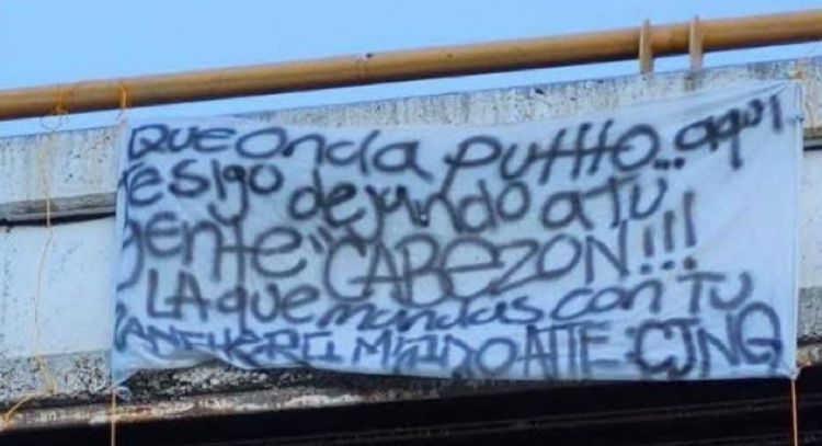 Cuelgan cuerpo y “narcomanta” en puente de Tijuana; hallan cadáver desmembrado a pocos metros