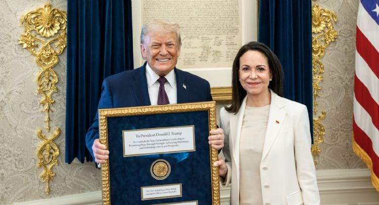 María Corina Machado le da su medalla del Premio Nobel de la Paz a Trump