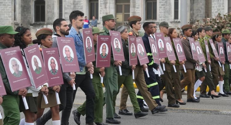Cubanos marchan ante embajada de Estados Unidos en La Habana por muerte de 32 militares