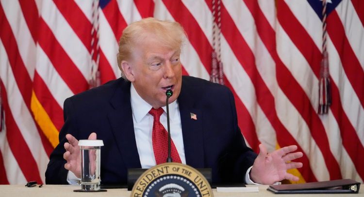 Trump sugiere que podría imponer aranceles a países que no apoyen control de EU sobre Groenlandia