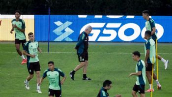 El proyecto de hacer “el mejor Mundial de la historia”, prendido con alfileres