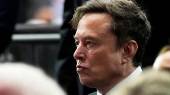 Expareja de Elon Musk demanda a su empresa de IA por imágenes sexuales falsas creadas por Grok