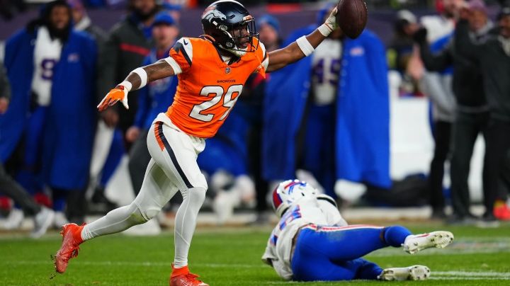 Los Broncos vencien 33-30 a los Bills y avanzan al juego por el título de la AFC