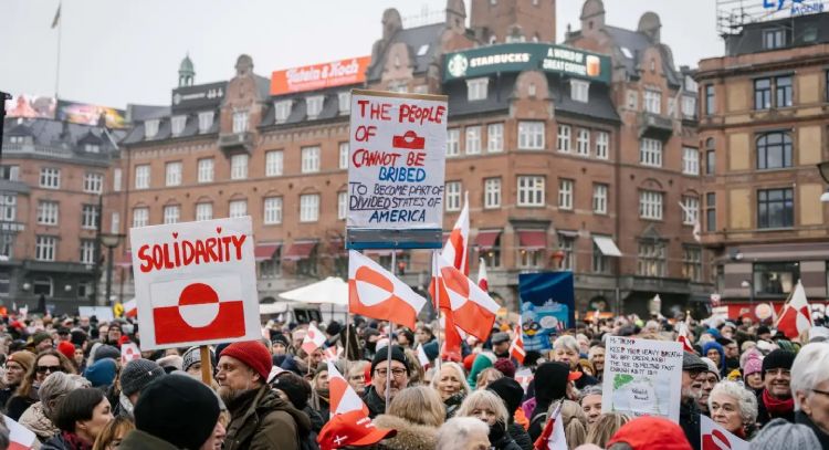 Marchan en Groenlandia para apoyar a la isla ártica ante las amenazas de Trump de apoderarse de ella