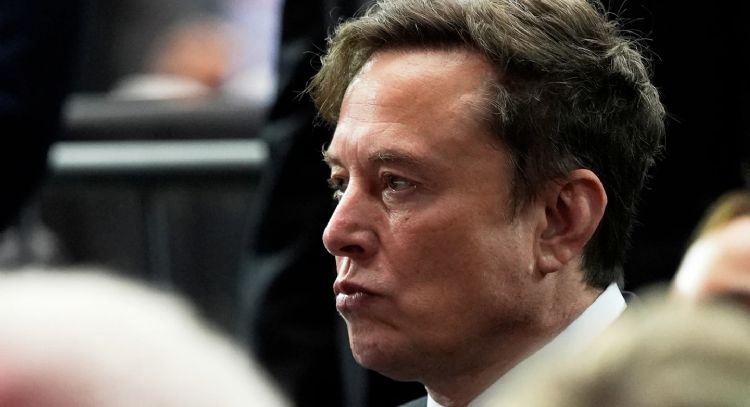 Expareja de Elon Musk demanda a su empresa de IA por imágenes sexuales falsas creadas por Grok